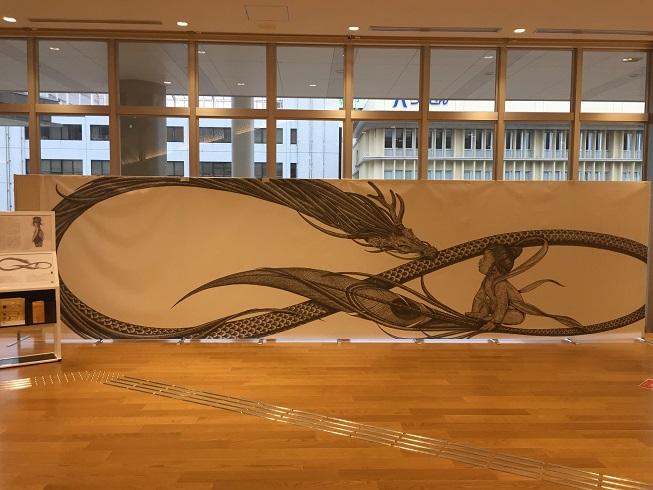 天描画家：大城清太さん沖縄県立図書館エントランス展示