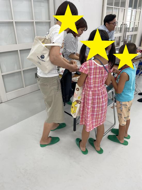 貸出する親子の写真.jpg
